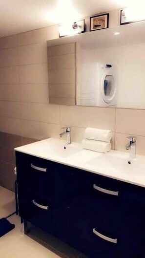 SĂšche-cheveux, papier toilette