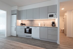 Economy Apartment | Private kitchen | Fridge, microwave, oven, stovetop