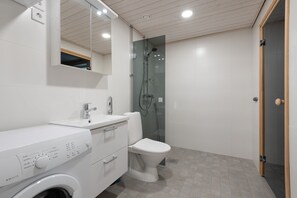 Economy Apartment | Bathroom | Shower, hair dryer, towels, toilet paper - Forenom Serviced Apts Turku Mälikkälä (Turku)