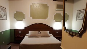 Superior Double or Twin Room | Egyptian cotton sheets, premium bedding, desk, WiFi (free) - Residenza Cavour (Verona)