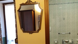 Superior Double or Twin Room | Bathroom | Shower, rainfall showerhead, hair dryer, bidet - Residenza Cavour (Verona)