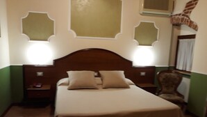 Superior Double or Twin Room | Egyptian cotton sheets, premium bedding, desk, WiFi (free) - Residenza Cavour (Verona)