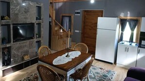 A compact kitchen with a dining area, wooden ceiling, and built-in shelves. - DIAMOND TREE HOUSE (Maçka)