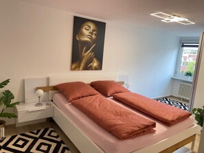 2 bedrooms, in-room safe, desk, iron/ironing board