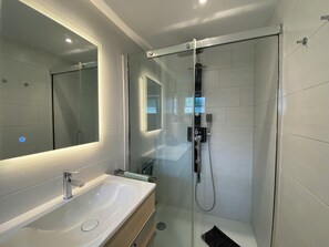 Dusche, Haartrockner, Toilettenpapier