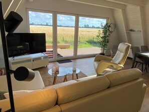 Smart-tv, böcker och en stereo