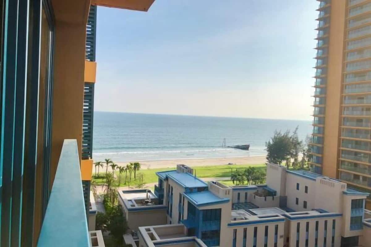 Un hotel de gran altura con vista a la playa y al océano.