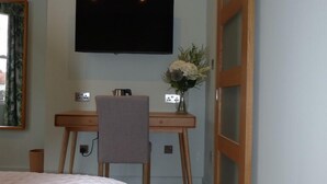 Unclassified image, 4 of 21, button - Hamilton Court (Chester)