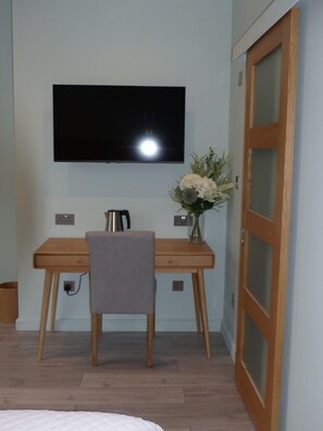 經典雙人或雙床房 | 獨特裝潢、書桌、筆電工作空間、免費無線上網