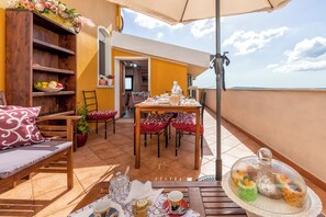 Outdoor dining - Casa Clara Uri in the Nuraghe of Santa Cadrina a short distance from the beaches (Uri)