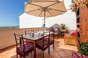Outdoor dining - Casa Clara Uri in the Nuraghe of Santa Cadrina a short distance from the beaches (Uri)