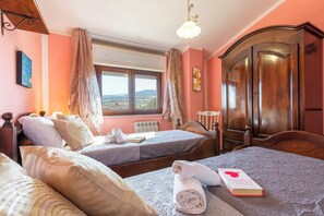 2 slaapkamers, een bureau, een strijkplank/strijkijzer, wifi