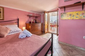 2 bedrooms, desk, iron/ironing board, WiFi