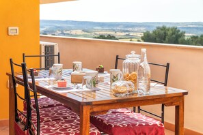 Outdoor dining - Casa Clara Uri in the Nuraghe of Santa Cadrina a short distance from the beaches (Uri)