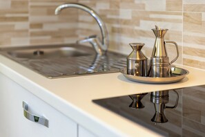 Een koelkast, een magnetron, een oven, een kookplaat