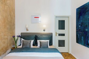 2 Schlafzimmer, Schreibtisch, Bügeleisen/Bügelbrett, Reisekinderbett