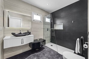 Dusche, Haartrockner, Handtücher, Seife