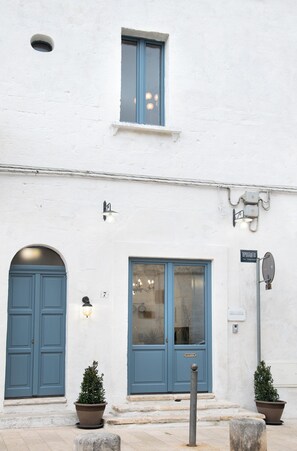 Exterior detail - B&B in the city center with retro flavor (Torre Santa Susanna)