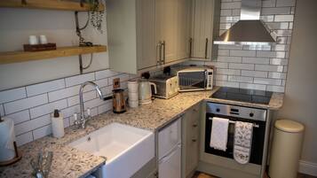 Cottage | Private kitchen | Fridge, microwave, oven, stovetop