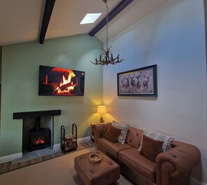 Ferienhaus | Wohnbereich | Fernseher, Kamin