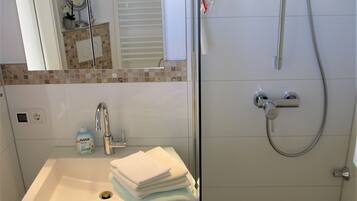 Dusche, Haartrockner, HandtĂŒcher, Seife