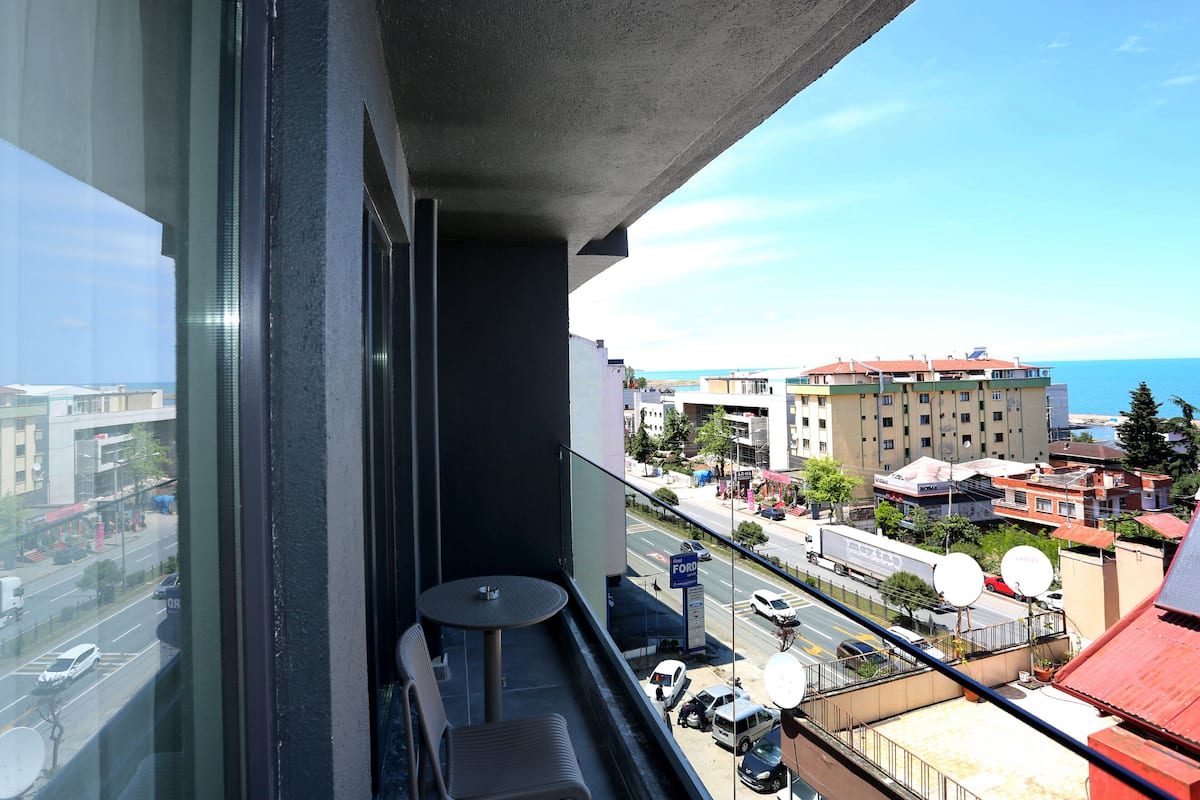 Quarto superior, vista para a cidade | Sacada