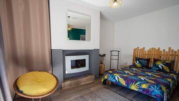 1 habitación, cuna de viaje y ropa de cama