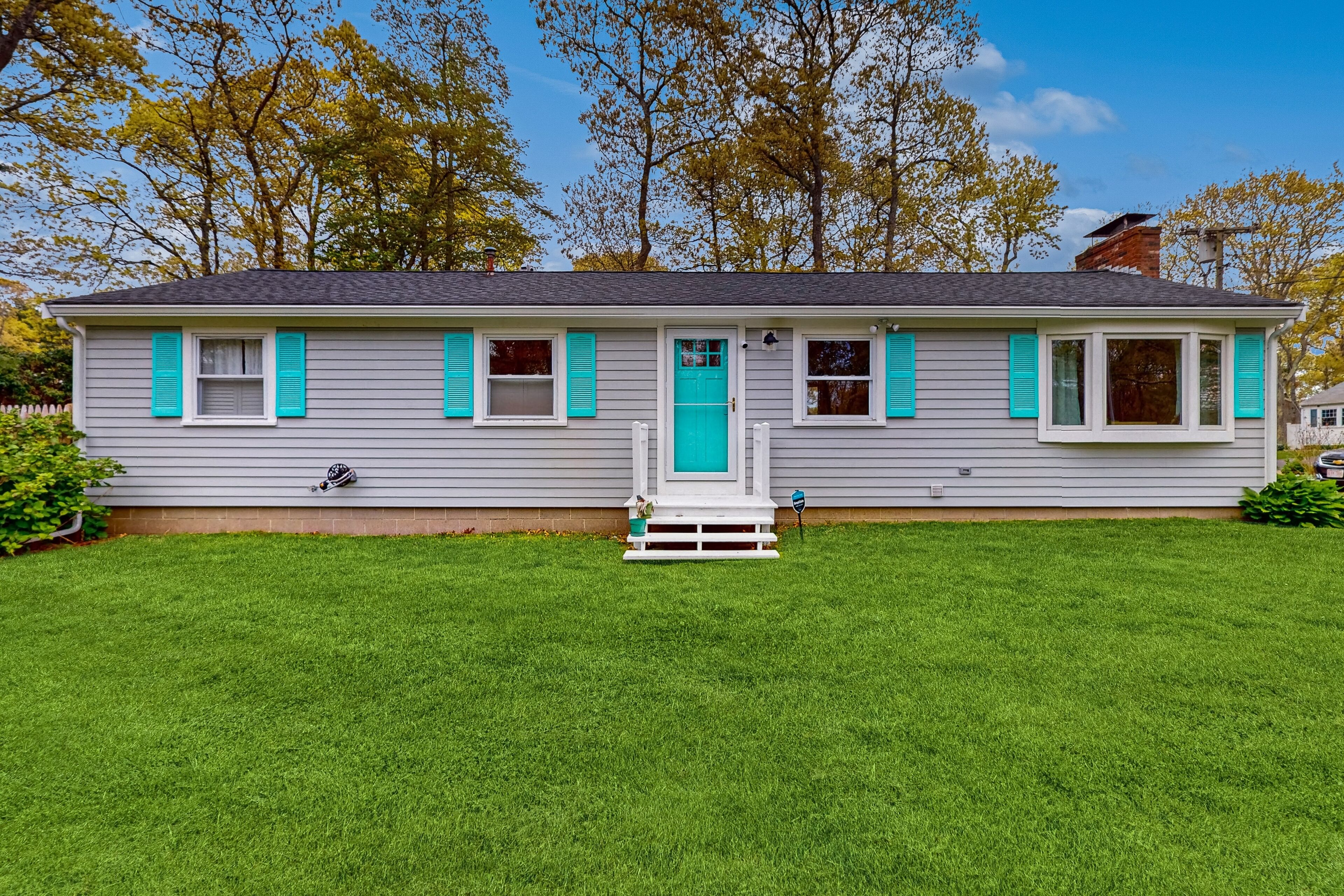 Walkable house near the beach with enclosed yard, deck, grill, beach gear, & W/D