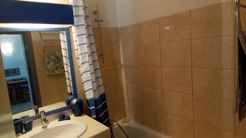 Sèche-cheveux, savon, papier toilette