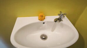 吹风机、毛巾、肥皂、卫生纸