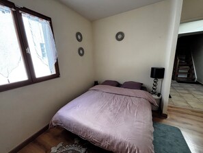 1 slaapkamer, een strijkplank/strijkijzer, reisbedje, gratis wifi