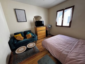 1 slaapkamer, een strijkplank/strijkijzer, reisbedje, gratis wifi