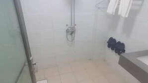 Kylpyhuone, jossa on suihku, wc ja pesuallas.