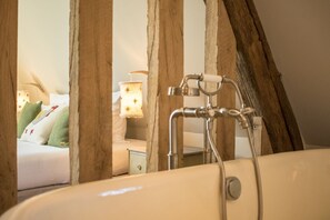 Triple Room, Garden View | Individually furnished, laptop workspace, free WiFi, bed sheets - Maison d'hôtes - Domaine Le Coq Enchanté (Cambremer)