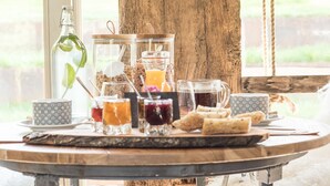 Breakfast area - Maison d'hôtes - Domaine Le Coq Enchanté (Cambremer)