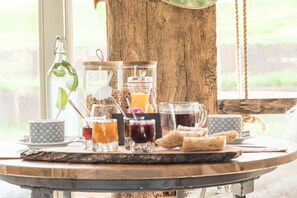 Daily continental breakfast (EUR 12 per person) - Maison d'hôtes - Domaine Le Coq Enchanté (Cambremer)