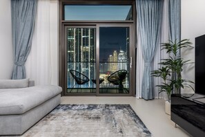 Appartement Deluxe, balcon, vue sur la ville | Aire de séjour | Téléviseur connecté de 55 po avec télévision par câble, Netflix