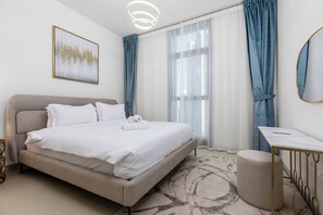 Leilighet – deluxe, balkong, byutsikt | Individuelt innredet, skrivebord, strykejern/-brett og wi-fi (inkludert)