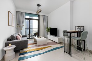 En 55-tommers smart-TV med kabel-kanaler samt Netflix