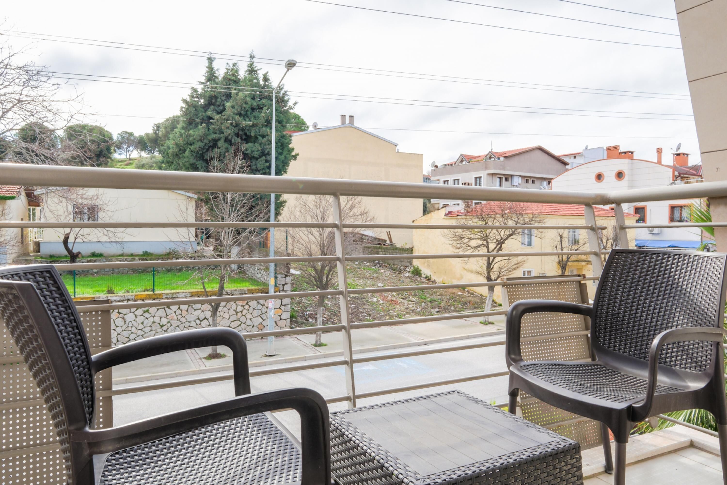 Flat w Pooltable and Tennis Table  15 min to Beach