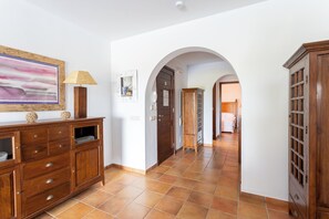 3 多间卧室、熨斗/熨衣板、上网接入、床单