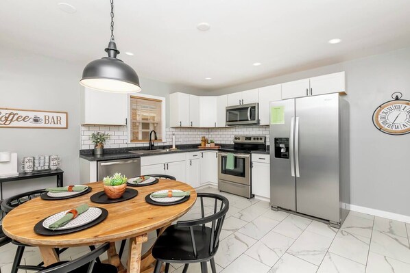 Fridge, microwave, oven, stovetop - Win Place Show! - Expo, SDF, YUM, Bourbon Trail! (Louisville)