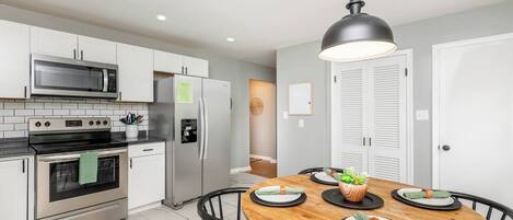 冷蔵庫、電子レンジ、オーブン、コンロ