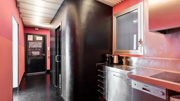 Een koelkast, een magnetron, een oven, een vaatwasser