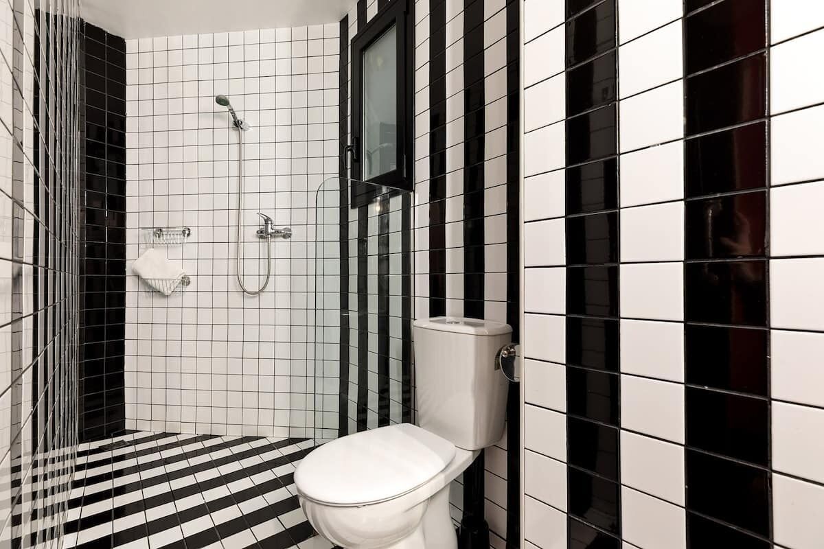 Dusche, Haartrockner, Handtücher, Shampoo