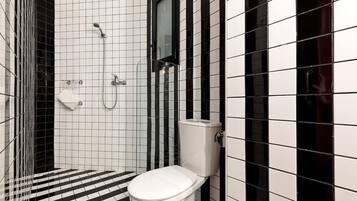 Dusche, Haartrockner, Handtücher, Shampoo