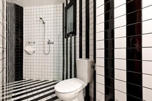 Dusche, Haartrockner, Handtücher, Shampoo