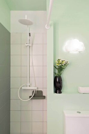 Shower, hair dryer, towels, shampoo