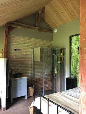 1 soverom, strykejern/-brett, wi-fi og sengetøy