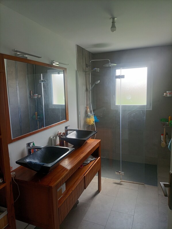 Dusche, Haartrockner, Seife, Toilettenpapier